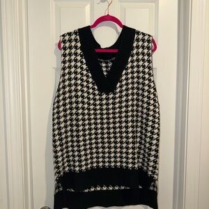 Oversized Black and White Houndstooth V-Neck Sweater